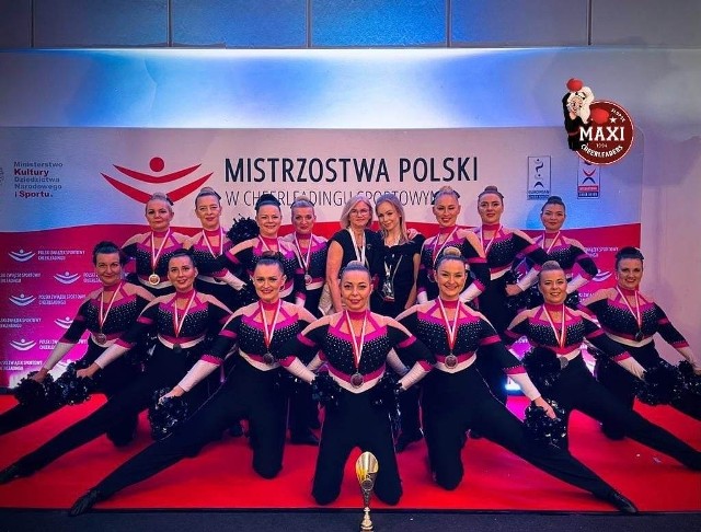Zespół Cheerleaders Maxi Masterss zdobył srebro w Mistrzostwach Polski Cheerleaders w Raszynie. Grupę stanowią panie, z których najmłodsza ma 35 lat, a najstarsza 51. Dziewczyny zatańczyły na sto procent i dały z siebie wszystko. Dla nich oraz trenerki i choreografki ogromne gratulacje!