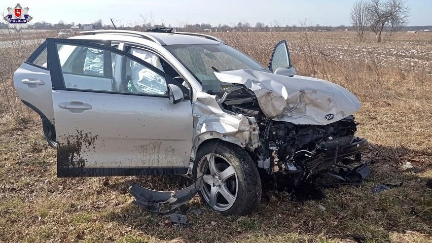 Janów Lubelski. Zderzenie auta z traktorem. Dwie osoby trafiły do szpitala