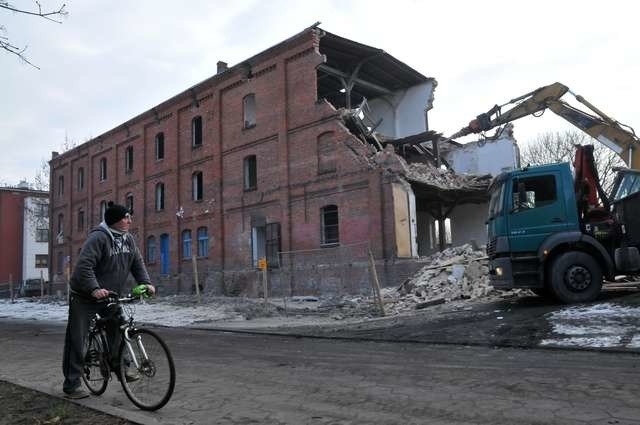 Młyn przy ulicy Elbląskiej zaczął znikać, mimo że konserwator zabytków nie chce jego wyburzenia