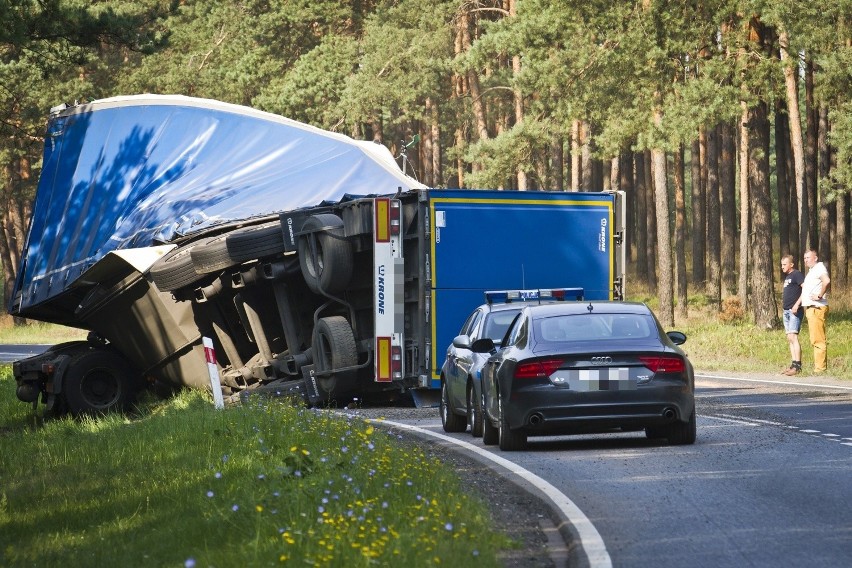 Wypadek niedaleko Stryszka. Ciężarówka z cegłami zablokowała część szosy