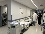 Pacjenci w USK leżą na korytarzach. Rektor: Potrzebna współpraca