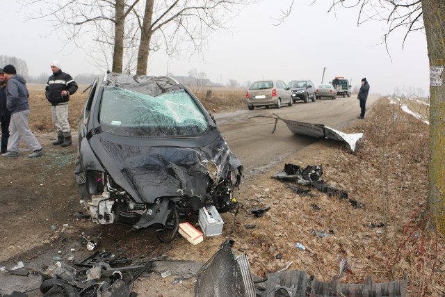 O dużym szczęściu może mówić 46 - letni kierowca seata, który z kolizji w Popowie wyszedł bez szwanku. Z jego samochodu nie wiele zostało. Kierowca jechał z Lipna w kierunku Włocławka i na łuku drogi stracił panowanie nad autem. Zjechał na drugi pas drogi, przekoziołkował i zniszczył pobliski znak.>> Najświeższe informacje z regionu, zdjęcia, wideo tylko na www.pomorska.pl 