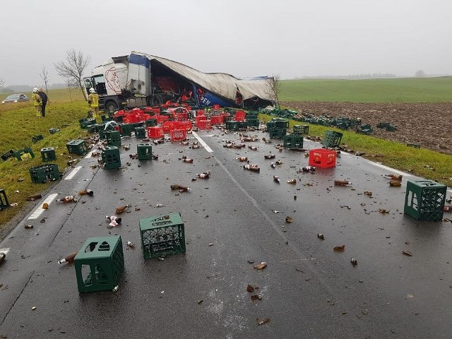 Wypadek ciężarówki z alkoholem w Troszkowie. Setki butelek piwa zablokowały drogę krajową