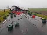 Wypadek ciężarówki z alkoholem. Setki butelek piwa zablokowały drogę krajową (zdjęcia)