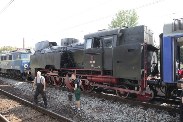 W czwartek na opolskim dworcu zatrzymały się parowozy Pt47-65 oraz Ol49-59 z Parowozowni Wolsztyn oraz parowóz TKt48-18 z Muzeum Przemysłu i Kolejnictwa na Śląsku. Można je było podziwiać przez kilka minut. Zabytkowe lokomotywy jadą na Parowozjadę, czyli pokaz parowozów i  pociągów retro, który odbędzie się w sobotę (20 sierpnia) w Skansenie w Chabówce.
