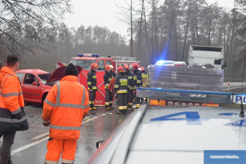 Tragiczny wypadek na trasie Włocławek - Brześć Kujawski. Nie żyje 21-latka [zdjęcia]