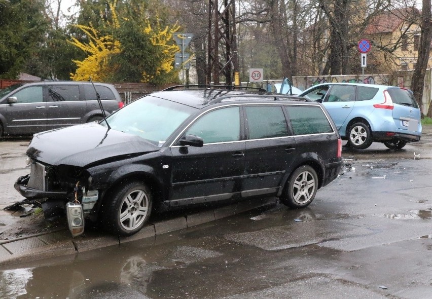 Wypadek dwóch samochodów na Karłowicach. Dwie osoby w szpitalu (ZDJĘCIA)