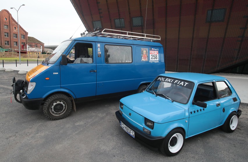 Stary fiat 125 p dotarł do Szczecina w ramach Rajdu dookoła Polski dla Kingi Rydz SMA