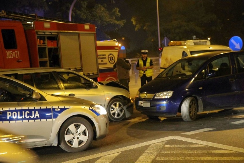 Wypadek na Krzywoustego. Fiat i renault na środku skrzyżowania