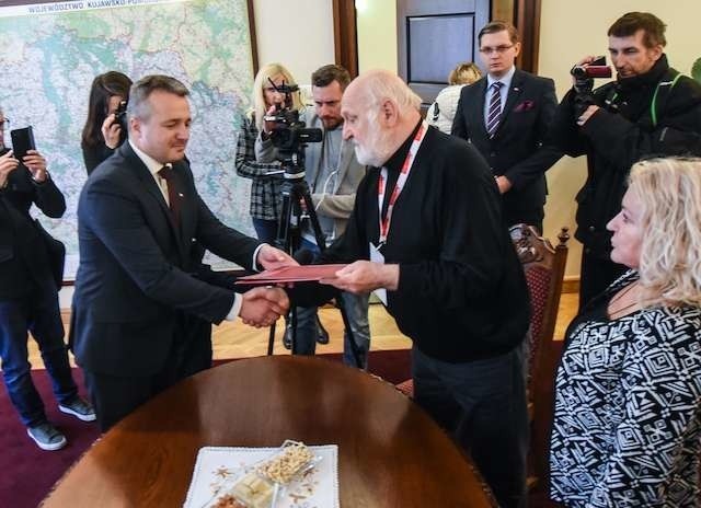 Ryszard Kowalik ( zprawej), prezes Kujawsko-Pomorskiego Okręgu ZNP, składa petycję nauczycieli na ręce wojewody Mikołaja Bogdanowicza