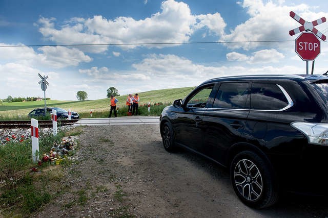Niestrzeżony przejazd kolejowy w Pniewitem (gmina Lisewo). To tutaj 3 czerwca 2015 roku doszło do tragedii. Rodzice z dwójką dzieci, mieszkający nieopodal, wyjeżdżali na urlop. W samochód uderzył rozpędzony szynobus...