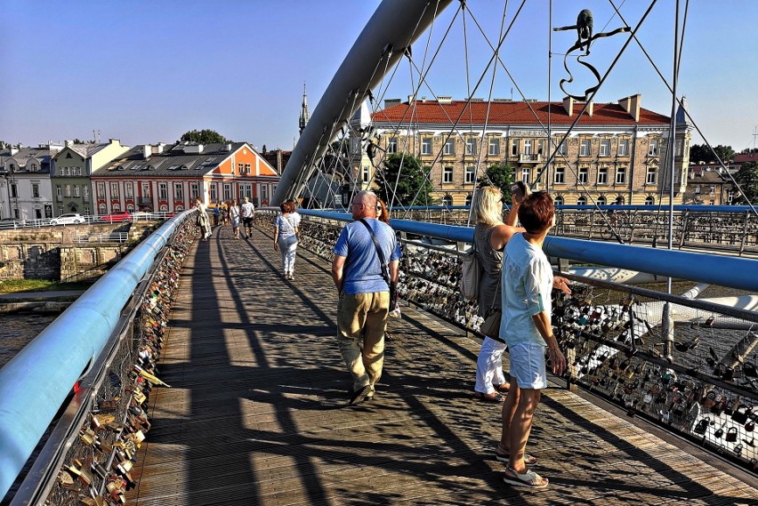 Wakacyjny Kraków. Kładka Bernatka i jej otoczenie tętni życiem [ZDJĘCIA]