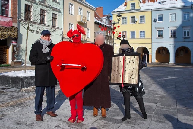 Prezydent Gliwic Adam Neumann chodził po mieście bez maseczki. Zdjęcia zamieścił na Facebooku