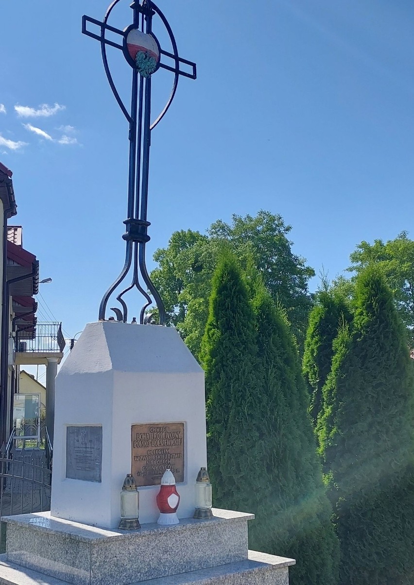 Pomnik z 1930 roku z krzyżem upamiętnia Bitwę pod Cycowem,...