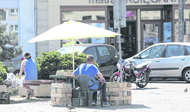 Pani Joanna twierdzi, że osoby, które sprzedają owoce i warzywa na chodnikach, stosują nieuczciwą konkurencję i nie powinny mieć pozwolenia na handel