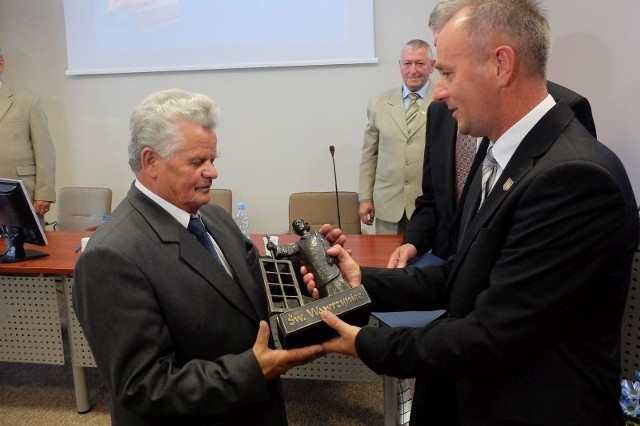 Bernard Orłowski (z lewej) odbiera ważącą ponad 7 kg statuetkę św. Wawrzyńca. Otrzymał ją za pracę społeczną na rzecz mieszkańców. Jak zapowiada będzie działał dalej, bo na zdrowie nie narzeka