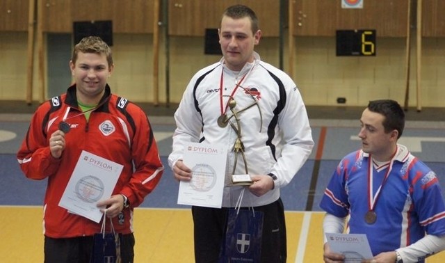 Piotr Nowak na najwyższym stopniu podium Halowych Mistrzostw Polski w łucznictwie. Z lewej Jacek Proć, z prawej Rafał Dobrowolski. 