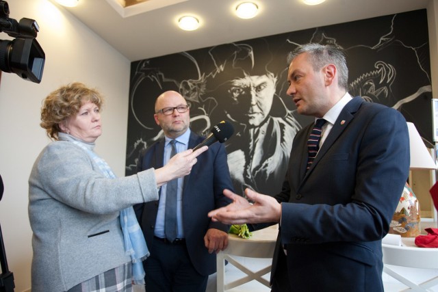 Poniedziałkowa konferencja prasowa prezydenta Roberta Biedronia.