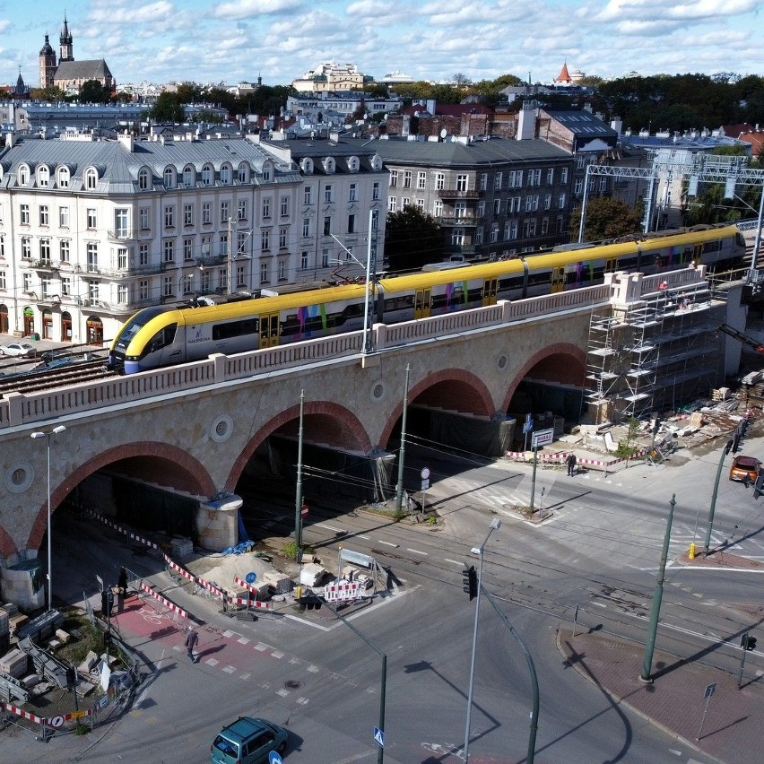 Kraków. Rekonstrukcja wiaduktu: Pojawiła się kamienna bariera