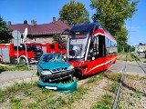 Zderzenie tramwaju z samochodem w Chorzowie. Pięć osób rannych. Ruch pojazdów był utrudniony