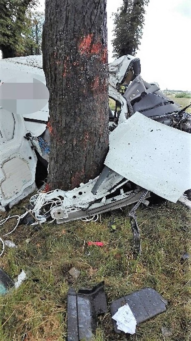 Do tragicznego w skutkach wypadku doszło w piątkowe popołudnie w okolicach miejscowości Domasłowice w gminie Darłowo.Kierujący Fordem Transitem z nieznanych dotąd przyczyn stracił panowanie nad pojazdem i uderzył w przydrożne drzewo. Uderzenie było tak silne, że z pojazdu wypadł silnik.Mimo prowadzonej reanimacji, kierowca auta zginął na miejscu.AktualizacjaDo tragicznego wypadku drogowego doszło w piątek około godz. 13. Jadący drogą krajową 31-letni kierowca Forda Tranzita w miejscowości Domasłowice nagle, z nieustalonych przyczyn, zjechał na przeciwległy pas ruchu i uderzył w przydrożne drzewo. Mężczyzna zginął na miejscu. Jechał sam. W wypadku nie uczestniczyły inne pojazdy. W wyniku zdarzenia droga w kierunku Darłowa przez kilka godzin była zablokowana.Zobacz także Wypadek w Słowinie. Dwie osoby nie żyją
