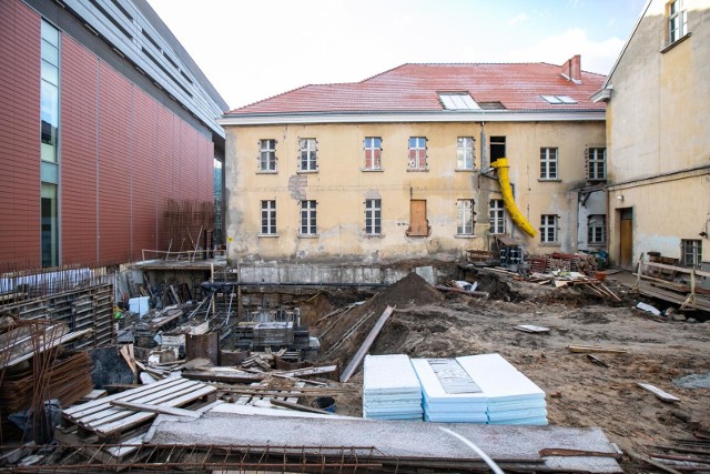 Zabytkowy budynek muzeum przy ul. Gdańskiej w Bydgoszczy, który od ubiegłego roku jest w remoncie, zyska dodatkową, nową przestrzeń. Zaczęły się właśnie prace związane z rozbudową gmachu. Remont konserwatorski zabytkowego gmachu Muzeum Okręgowego im. Leona Wyczółkowskiego w Bydgoszczy przy ul. Gdańskiej trwa od ubiegłego roku. Warto przypomnieć, że na wartą ponad 24 mln zł inwestycję czekaliśmy od 2009 roku.