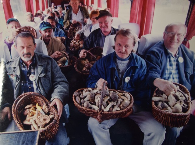 Kto nie lubi zbierać grzybów? Ta satysfakcja, gdy uzbiera się cały koszyk maślaków, kurek, czy rydzów. Dziś, każdy grzybiarz ma swoje ulubione miejsce, gdzie rozpoczyna swoje poszukiwania. A jak było kiedyś? Zobaczcie, jak wyglądało wielkie grzybobranie w 2000 roku w podbiałostockich lasach. Na koniec była wielka impreza!