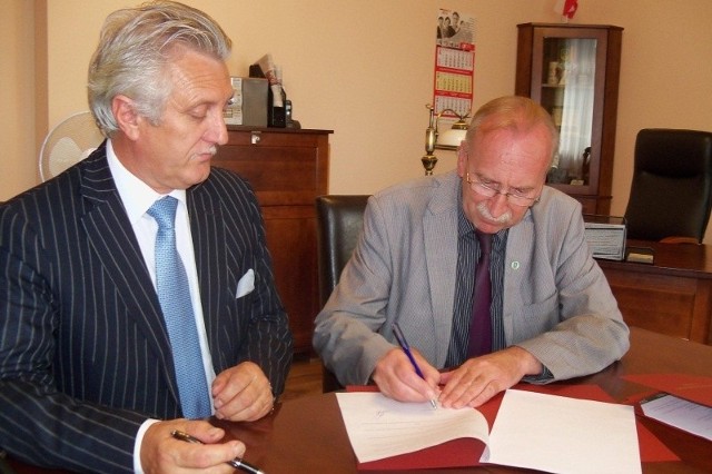 Porozumienie o wspólnej budowie domu wielorodzinnego podpisali we wtorek wicestarosta nyski Czesław Biłobran (z lewej) i burmistrz otmuchowa Jan Woźniak.