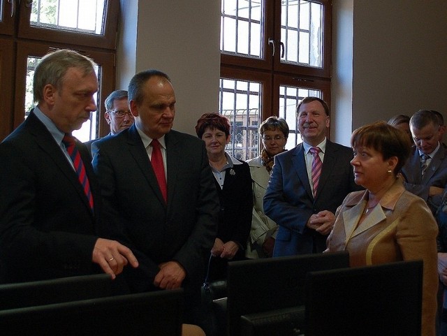 Minister Kultury i Dziedzictwa Narodowego Bogdan Zdrojewski (z lewej) razem z wojewodą Jerzym Ostrouchem odwiedzili skwierzyńską bibliotekę