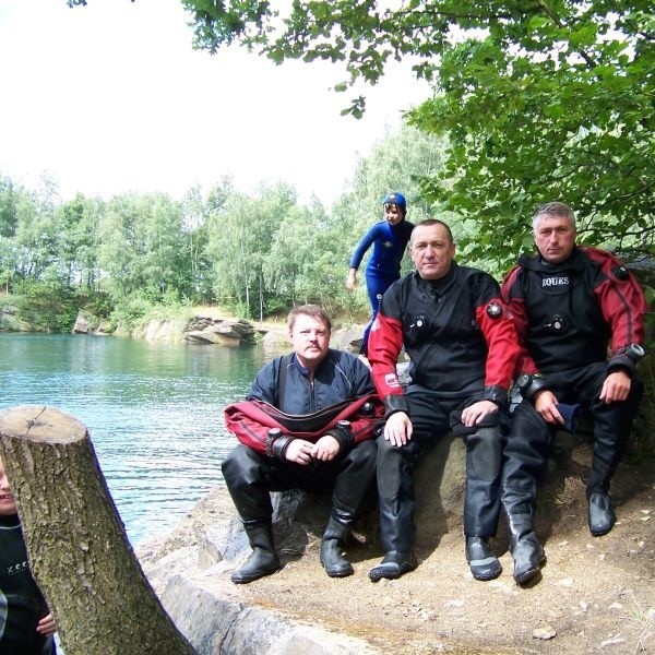 Od lewej -  Robert Białkowski, Witek Serafin i Mariusz Piechota na brzegu jednej z zalanych kopalni, w miejscowości Steina.