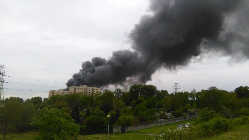 Pożar w Katowicach 13.05.2016. Pożar hali na ul. Żeliwnej