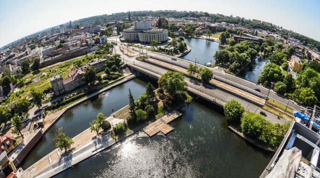 Urząd Marszałkowski chwali się, że Bydgoszcz wzorowo wykorzystuje fundusze unijne, władze miasta podkreślają, iż sytuacja była lepsza, gdyby nie niekorzystne zmiany podatkowe