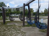 Na placu zabaw w Malborku można odpoczywać w naprawionych siedziskach