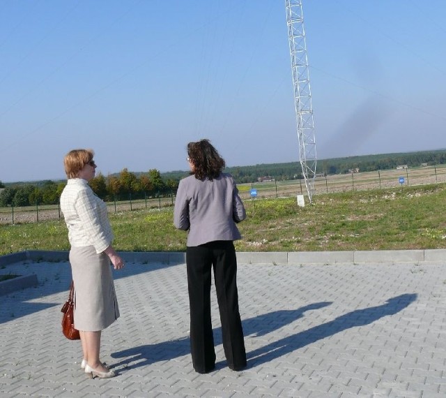 Elżbieta Frejowska (z lewej), wójt gminy Nagłowice, prezentuje Annie Streżyńskiej, prezes Urzędu Komunikacji Elektronicznej, wieżę, którą wybudowała gmina, po to by mogli z niej korzystać operatorzy sieci komórkowych.