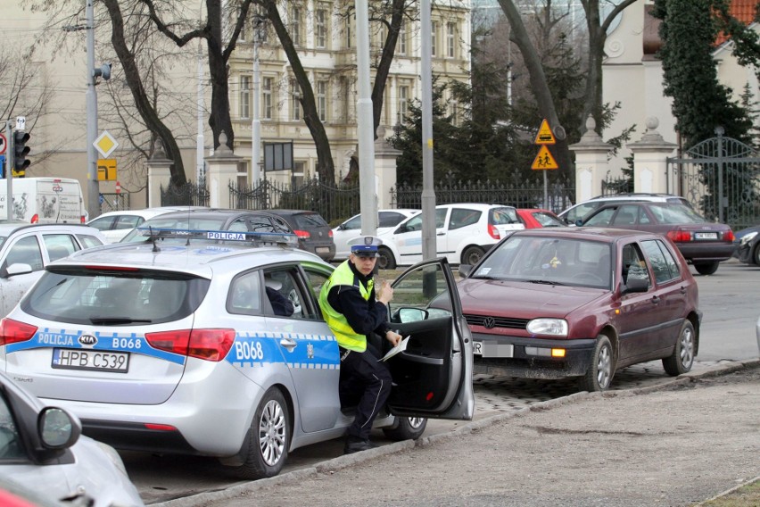 Radiowozy na sygnale przy pl. Wróblewskiego. Co się dzieje? (ZDJĘCIA)