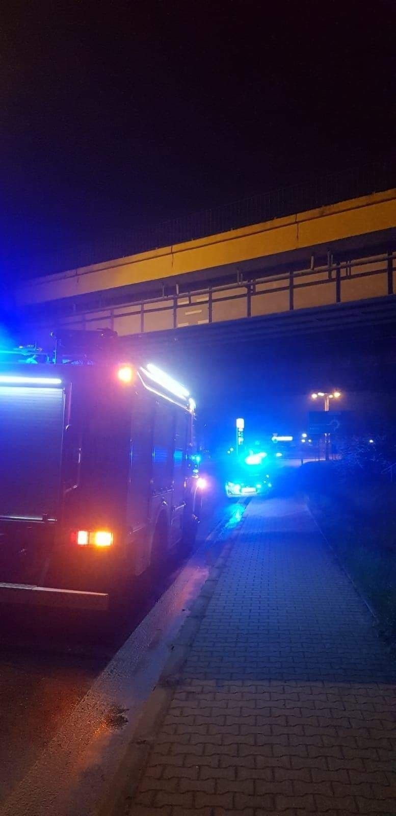 Dramatyczna noc w Staszowie. Chciał skoczyć z wiaduktu? Uratowali go policjanci 