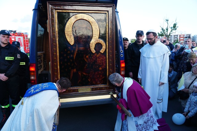 O godzinie 19:30 wierni udali się ze świątyni na czuwanie Podwórkowych Kółek Różańcowych Dzieci. Uroczystości będą trwały przez całą noc i kolejnego dnia do godziny 16, kiedy nastąpi msza święta dziękczynna za nawiedzenie parafii oraz pożegnanie Ikony.Zobacz zdjęcia --->