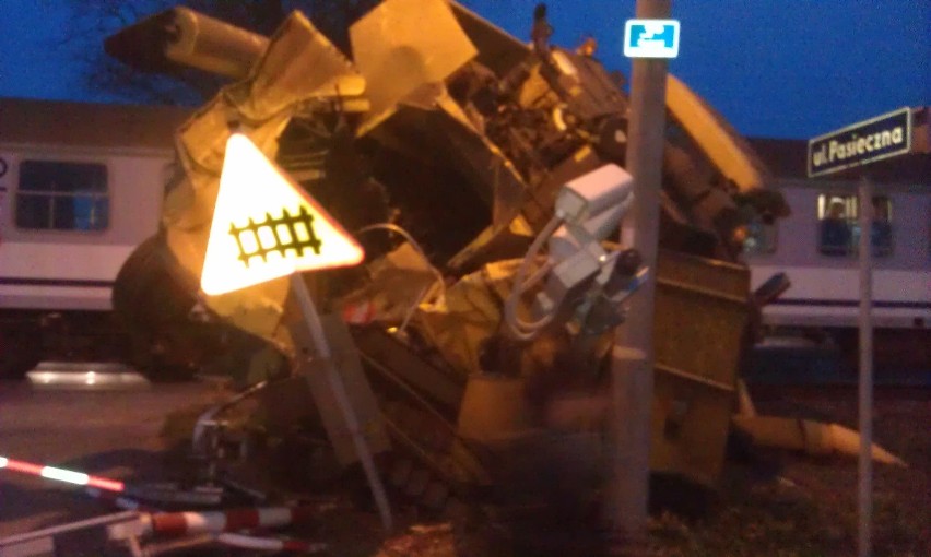 Wypadek na przejeździe w Zemborzycach: Pociąg wjechał w kombajn (ZDJĘCIA)