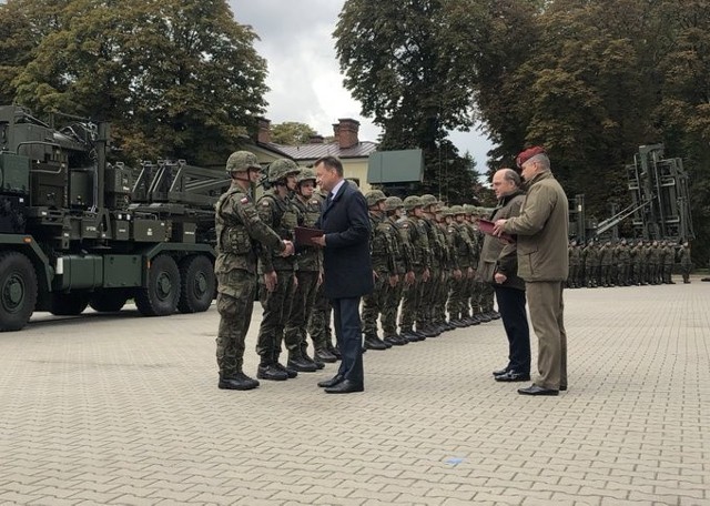 We wtorek w Zamościu wicepremier, minister obrony narodowej Mariusz Błaszczak, przekazał żołnierzom 18. Pułku Przeciwlotniczego sprzęt systemu „mała NAREW” oraz zatwierdził umowę ramową na system „Pilica+".