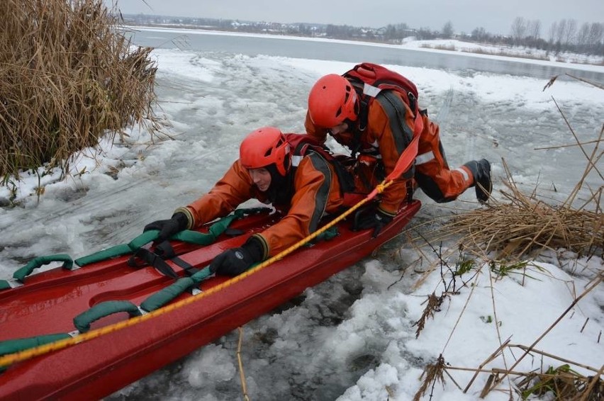 Pod człowiekiem załamał się lód na Bugaju w Piotrkowie. Ćwiczenia straży pożarnej na lodzie [ZDJĘCIA,FILMY]