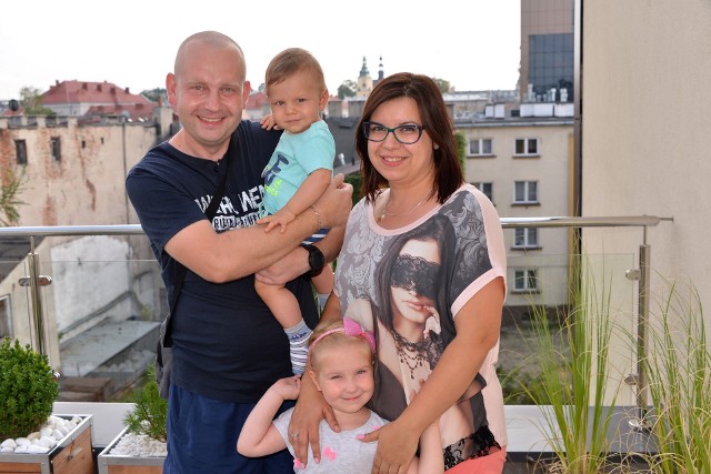 Wojtek Okopień jest uśmiechnięty i pogodny. Na zdjęciu z rodzicami Martą i Jackiem oraz siostrą Natalią.