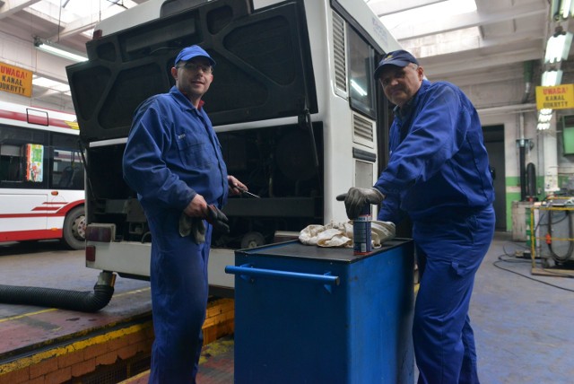 - Zimą mamy zawsze więcej pracy przy naprawach autobusów i ich przygotowaniu do odpalenia  - mówią (od lewej) pan Łukasz i Tomasz, mechanicy Miejskiego Przedsiębiorstwa Komunikacji.