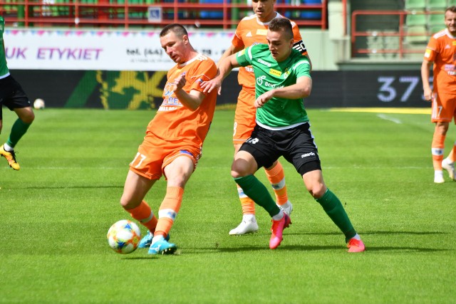Zespół Bruk-Betu Termaliki (w pomarańczowych strojach) wygrał (2:0) niedzielny mecz w Bełchatowie