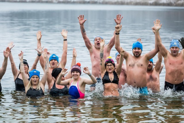 W niedzielę w samo południe na plaży w Pieckach tradycyjnie spotkali się miłośnicy chłodnych kąpieli z Bydgoszczy i okolic. Temperatura oscylowała w granicach 0 st. Celsjusza, spadło też sporo śniegu - warunki do morsowania wymarzone. Jak zawsze było dużo uśmiechu i świetnej zabawy.