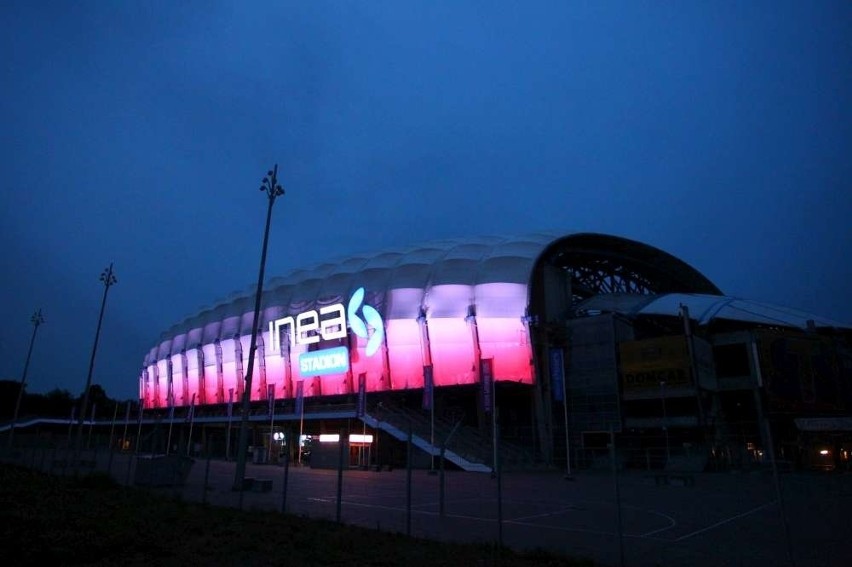 Inea Stadion w Poznaniu biało-czerwony w Dniu Flagi...