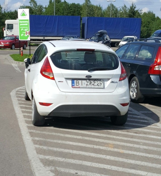 W niedzielę miejsc przy Auchan i Leroy Merlin było pod dostatkiem