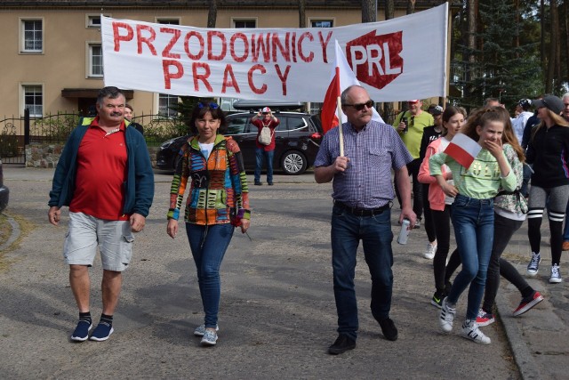 Bez pierwszomajowego happeningu świętowano 1 Maja w Bornem Sulinowie. Ale namiastka pochodu była. Po wielu latach gdy w ramach promocji Bornego Sulinowa - byłej bazy wojsk sowieckich - z przytupem organizowano pochody 1-majowe na wesoło, w tym roku impreza była znacznie skromniejsza. Zamiast przemarszu przez miasto odbył się tylko przemarsz kilkudziesięciu osób spod pensjonatu Ani na teren stanicy PRL, gdzie odbył się piknik. W tym roku bowiem w organizację nie włączyło się miasto. Zobacz także Pochód w Bornem Sulinowie (archiwum 2017)