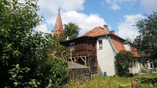 - Remont kamienicy przy Kapeluszników 2 nie objął, niestety, jedynej w Bydgoszczy kuczki. Jest to drewniana altana używana na święto Sukkot. Jej stan jest tragiczny. Stowarzyszenie Miłośników Starego Fordonu od lat zabiega o środki na remont. Mimo obietnic, kuczka została wyłączona z prac rewitalizacyjnych. Nie odpuszczamy tego tematu. W ubiegłym tygodniu skierowaliśmy do prezydenta Bydgoszczy p. Rafała Bruskiego pismo w tej sprawie – relacjonuje Damian Rączka.