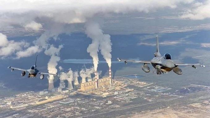 Huk myśliwców wielozadaniowych F-22 Raptor i F-16 z 32 Bazy...