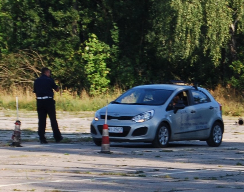 Naczelnik drogówki z Pajęczna w czasie służby dorabia jako instruktor nauki jazdy [FILM]